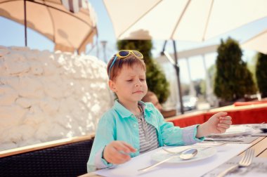 bir restoranda öğle yemeği