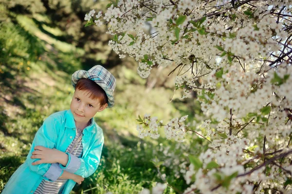 Pojke i en lummig trädgård — Stockfoto