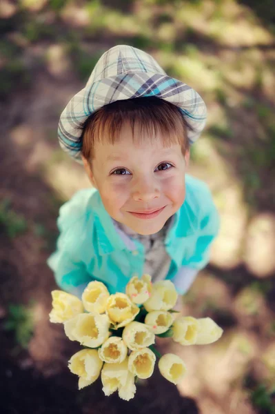 Criança com tulipas — Fotografia de Stock