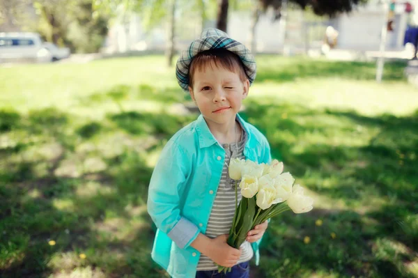 Niño con tulipanes — Foto de Stock