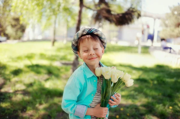 Criança com tulipas — Fotografia de Stock