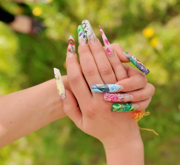 Vrouw handen met manicure — Stockfoto
