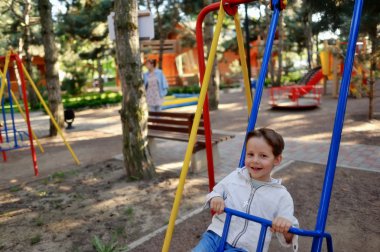 Salıncaktaki çocuk