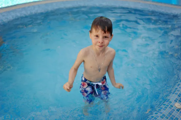 Pojke i poolen — Stockfoto