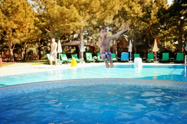 Junge im Pool — Stockfoto