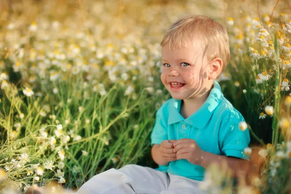 Margaridas e bebê — Fotografia de Stock