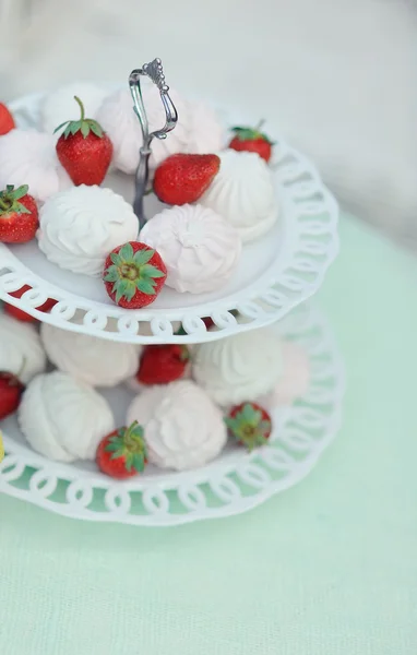 Marshmallows en aardbeien — Stockfoto