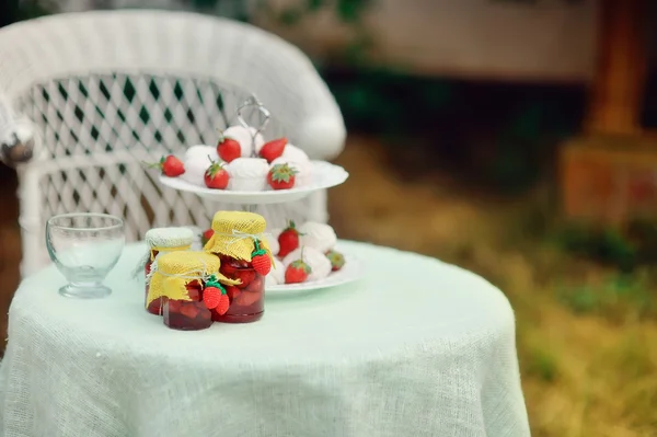 Marshmallows und Erdbeeren — Stockfoto