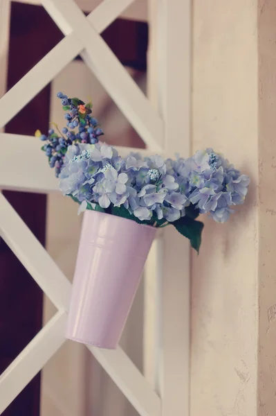 Vaso com flores azuis — Fotografia de Stock