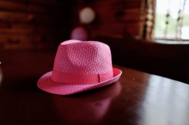 pembe şapka