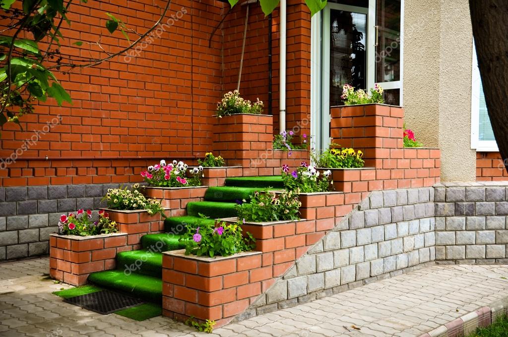 Кирпичный дом своими руками. Клумба из кирпича. Крыльцо из кирпича. Клумба из красного кирпича. Клумбы из кирпича для цветов.