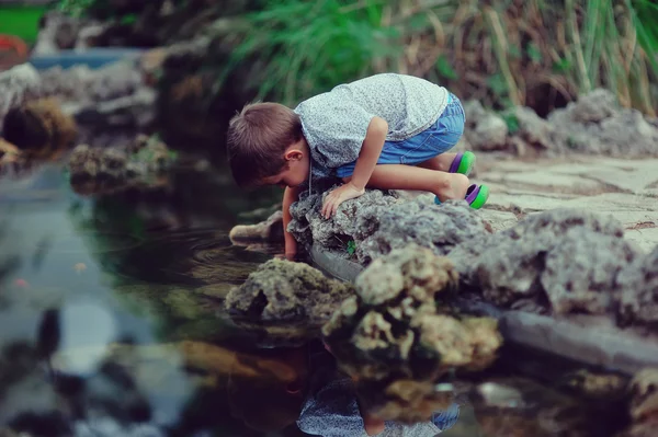 Niño en el arroyo —  Fotos de Stock
