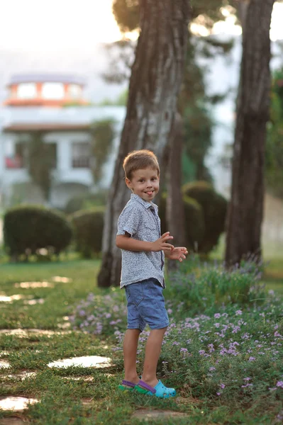 Baby i parken — Stockfoto