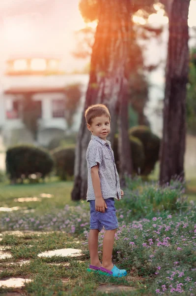 Baby i parken — Stockfoto