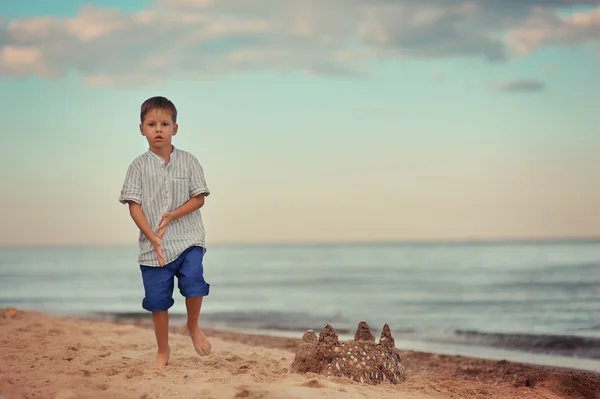 Niño en la playa — Foto de Stock