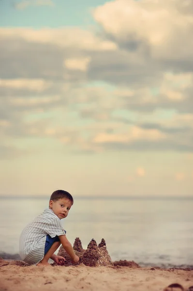 Sahildeki çocuk. — Stok fotoğraf