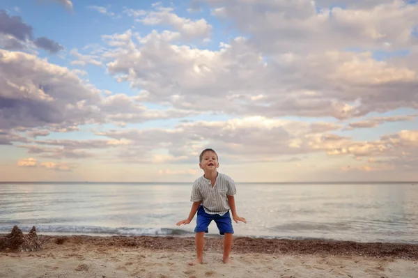 海滩上的男孩 — 图库照片
