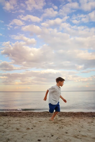 Chłopiec na plaży — Zdjęcie stockowe