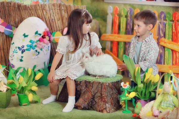 Kinderen met konijn — Stockfoto