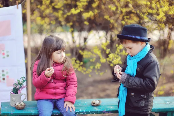 Niños en la naturaleza — Foto de Stock