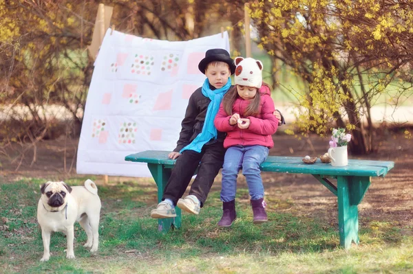 Bambini e carlino — Foto Stock