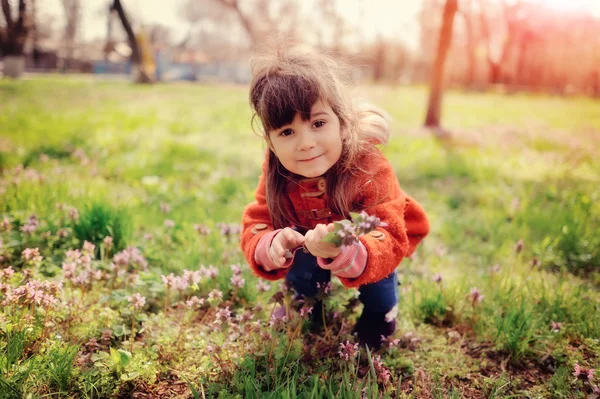 Flicka på natur — Stockfoto