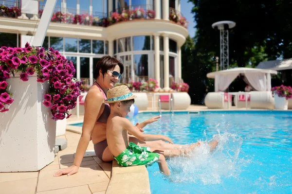 Relax at the pool — Stock Photo, Image