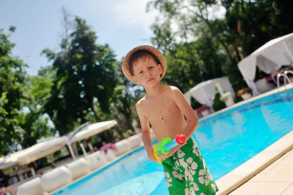 Um rapaz e uma piscina — Fotografia de Stock