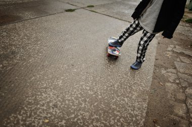 bir kaykay üzerinde çocuk