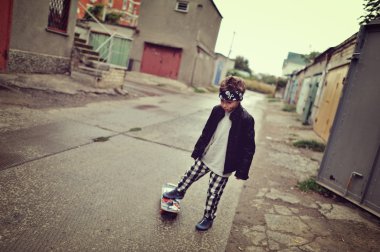 bir kaykay üzerinde çocuk