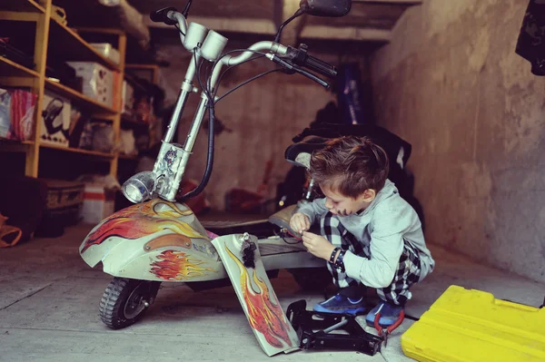 Jongen in de garage — Stockfoto