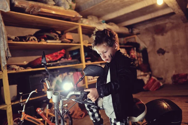 Chico motociclista — Foto de Stock