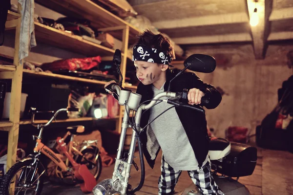 バイクの男の子 — ストック写真
