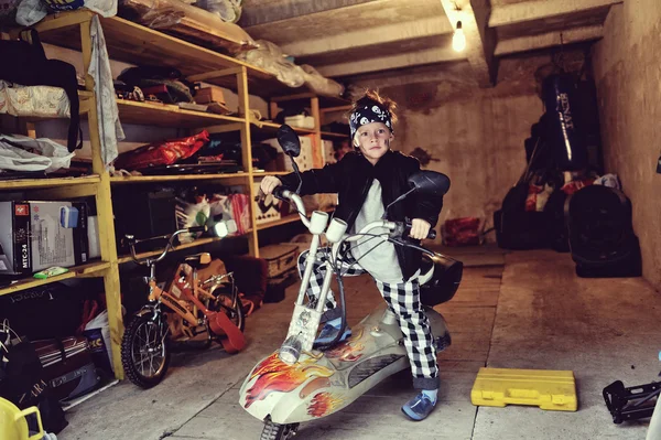 Chico motociclista — Foto de Stock