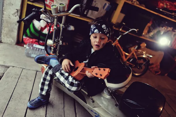 骑自行车的男孩 — 图库照片