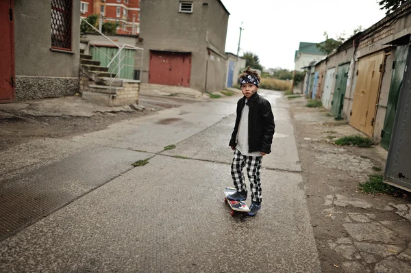 Мальчик на скейтборде — стоковое фото
