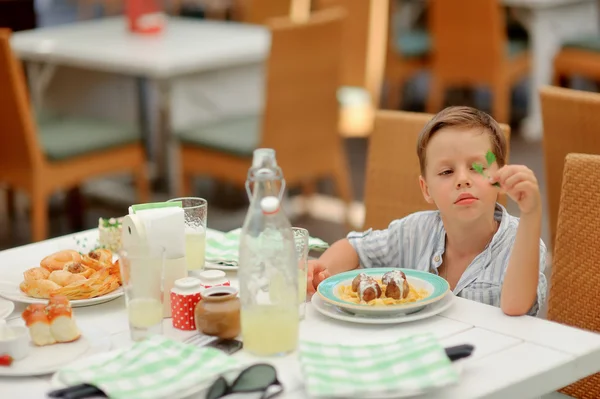 Junge isst — Stockfoto
