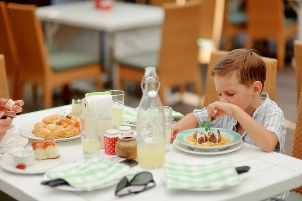 Τρώει αγόρι — Φωτογραφία Αρχείου