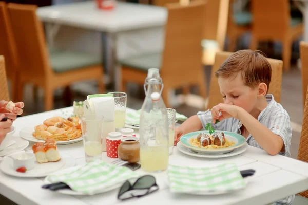 Boy eats — Stock Photo, Image