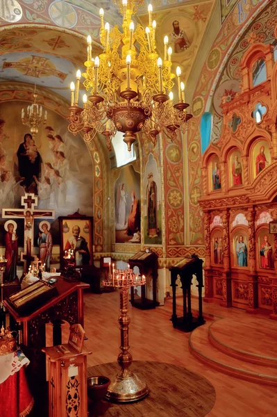 Kroonluchter in de kerk — Stockfoto