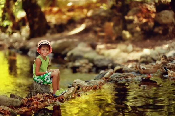 Niño junto al río — Foto de Stock