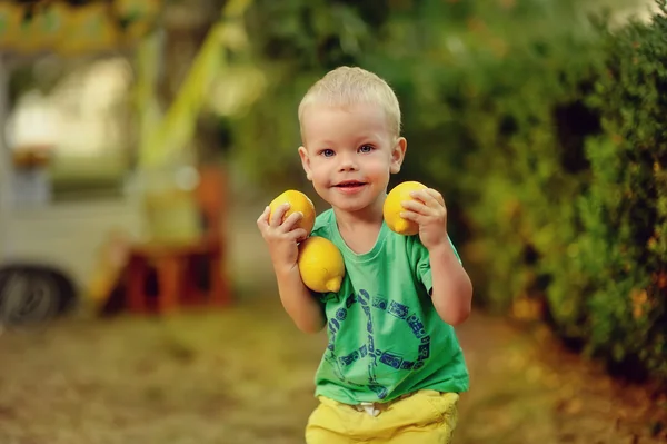 Dítě s citrony — Stock fotografie