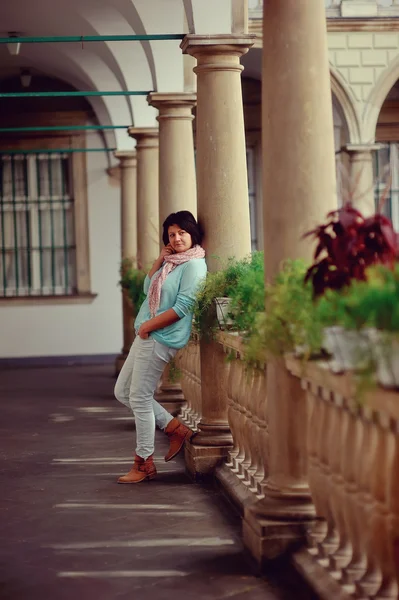 Mujer cerca de la columna —  Fotos de Stock