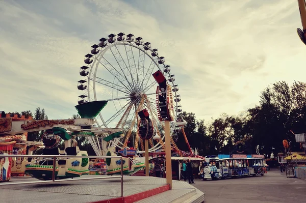 Колесо обозрения iВ парке развлечений на фоне облачного неба — стоковое фото