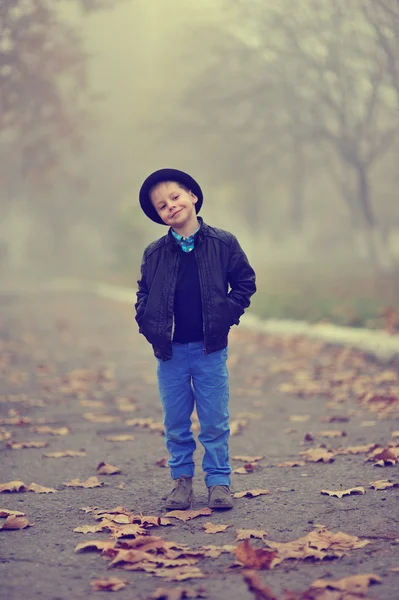 Pojke i en hatt — Stockfoto