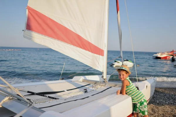 Niño y barcos — Foto de Stock