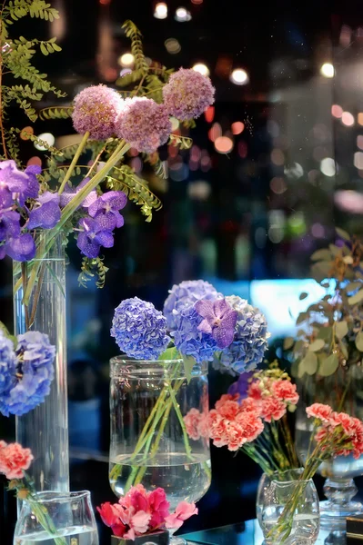 Florero con flores —  Fotos de Stock