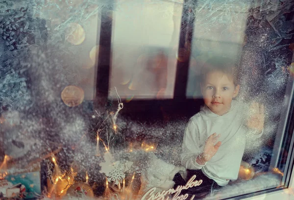 Ragazzo in finestra invernale — Foto Stock