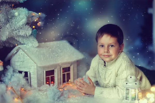 Jongen en kerstboom — Stockfoto