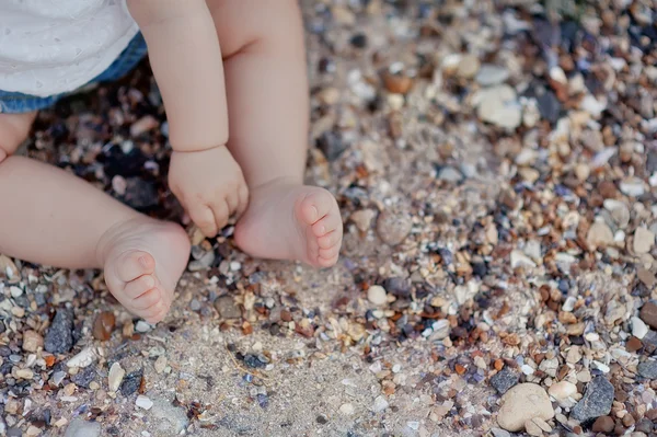 Pies de niños en la arena — Foto de Stock